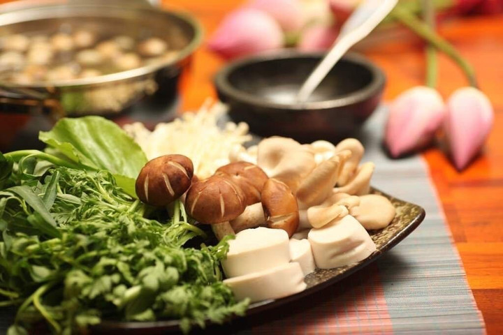 Lẩu Hoan Hỷ ngọt thanh được chế biến hoàn toàn từ trái cây hầm.