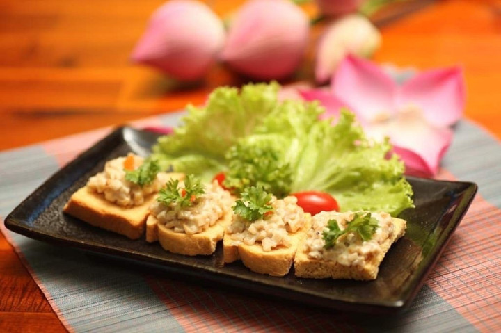 Bánh mì sốt nấm một trong những món hút khách của Hoan Hỷ.