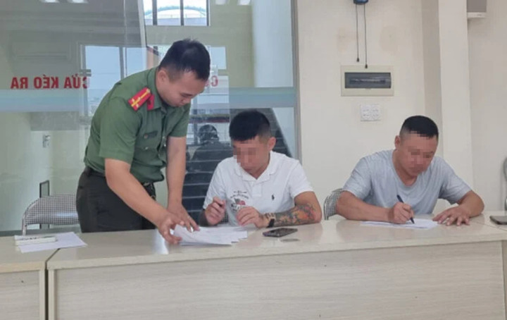 Anh Tạ Minh Thành (ngoài cùng bên phải) cam kết chấp hành nghiêm các quy định, có trách nhiệm đăng tải thông tin đính chính. (Ảnh: Báo Quảng Ninh)