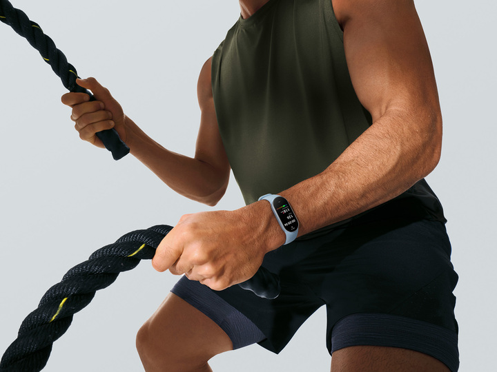 Với trọng lượng nhẹ, Smart Band 9 phù hợp để đeo trong quá trình vận động, tập thể thao.