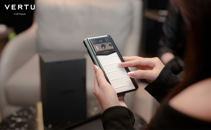 Mẫu smartphone khiến giới mộ điệu mê mẩn bởi thiết kế thời trang cao cấp và công nghệ bảo mật hàng đầu.