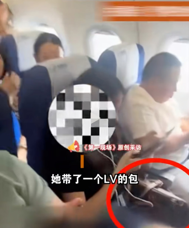 Hành khách nhất quyết để chiếc túi trên ghế bên cạnh. (Ảnh: Douyin)