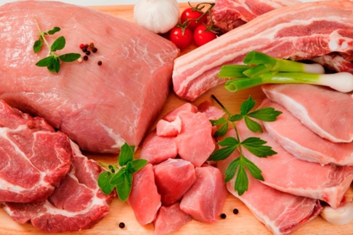 Thịt lợn tươi thường có bề mặt hơi khô, không quá ẩm ướt và không có dịch nhớt. (Ảnh: Istock)