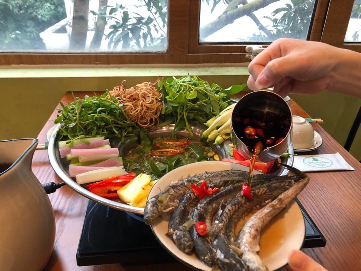 Nồi lẩu cá kèo thành phẩm phải có vị chua thanh của lá giang, ngọt dịu của cà chua, thơm, cá chấm mắm ớt ăn kèm với bún tươi rất ngon. (Ảnh: TL)