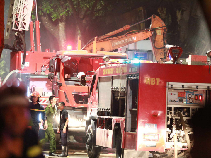 Nhiều xe cứu hoả cùng cảnh sát PCCC&CNCH được điều tới hiện trường.