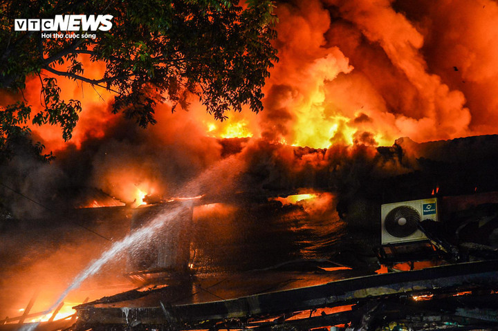 Lửa bùng dữ dội tại nhà hàng trên phố Phó Đức Chính, tối 16/8.