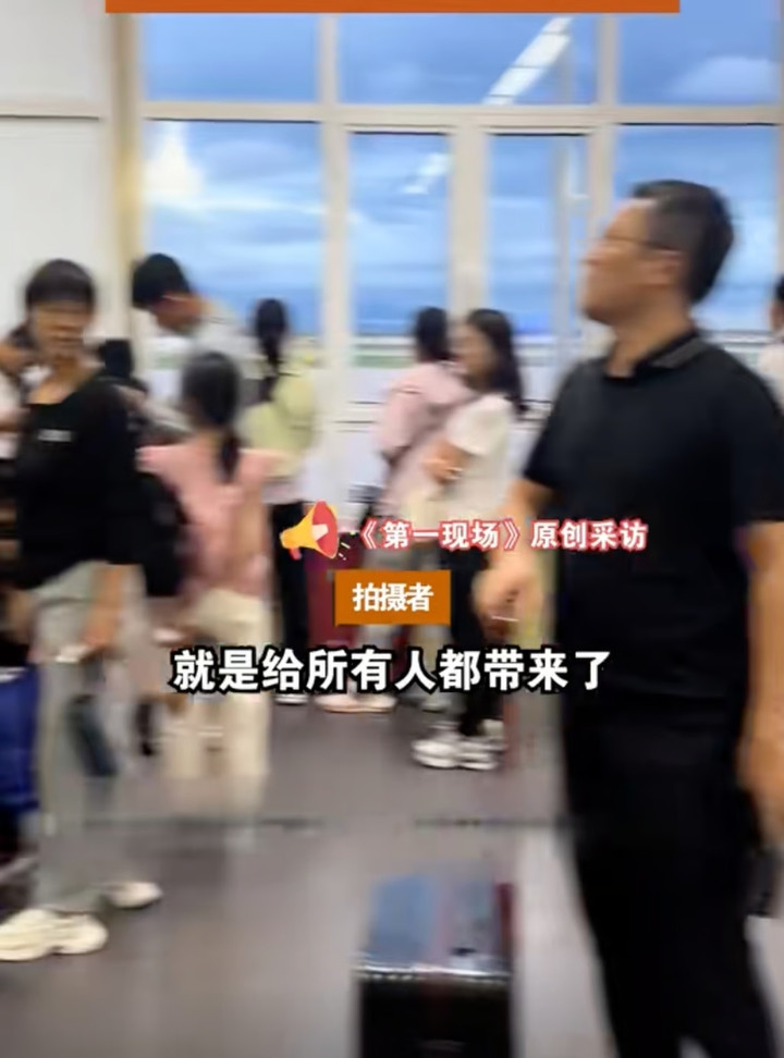 Hành vi của người phụ nữ làm lùi giờ khởi hành của nhiều chuyến bay khác. (Ảnh: Douyin)