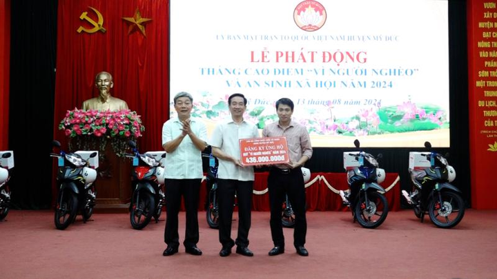 Đại diện các đơn vị ủng hộ quỹ Vì người nghèo.