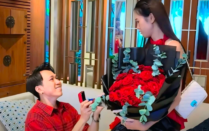 Anh Đức cầu hôn bạn gái.