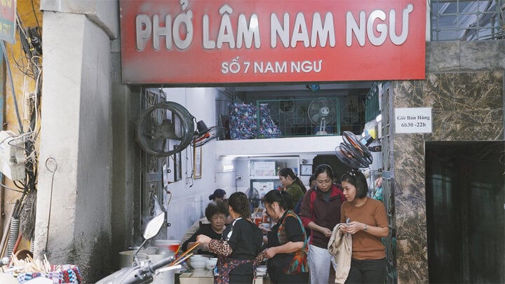 Phở gà Lâm là thương hiệu lâu đời hấp dẫn nhiều thực khách khảnh ăn. (Ảnh: Phụ nữ Thủ đô)