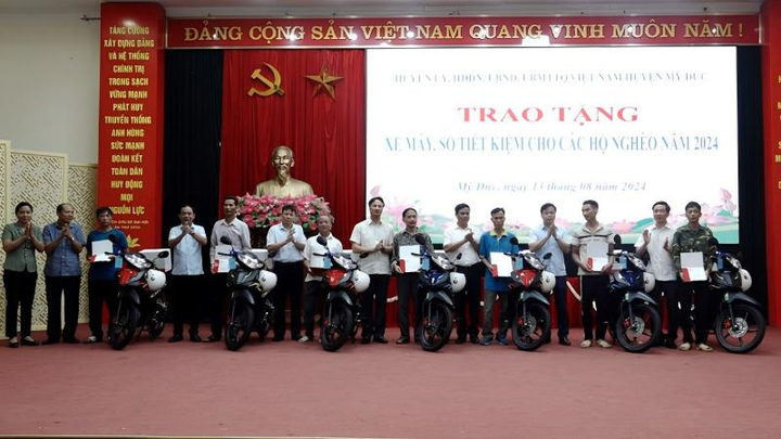 Lãnh đạo Huyện ủy, UBND, UBMTTQ Việt Nam huyện Mỹ Đức trao tặng xe máy cho các hộ nghèo trên địa bàn.