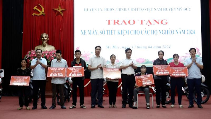 Lãnh đạo UBND huyện Mỹ Đức, HN trao tặng sổ tiết kiệm cho các hộ nghèo nhân tháng cao điểm vì người nghèo.