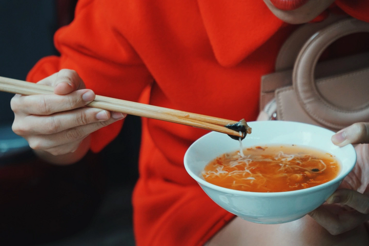 Bún ốc nguội cô Báu nổi tiếng với vị cay, khiến thực khách vừa khen vừa chảy nước mắt. (Ảnh: Dân Trí)