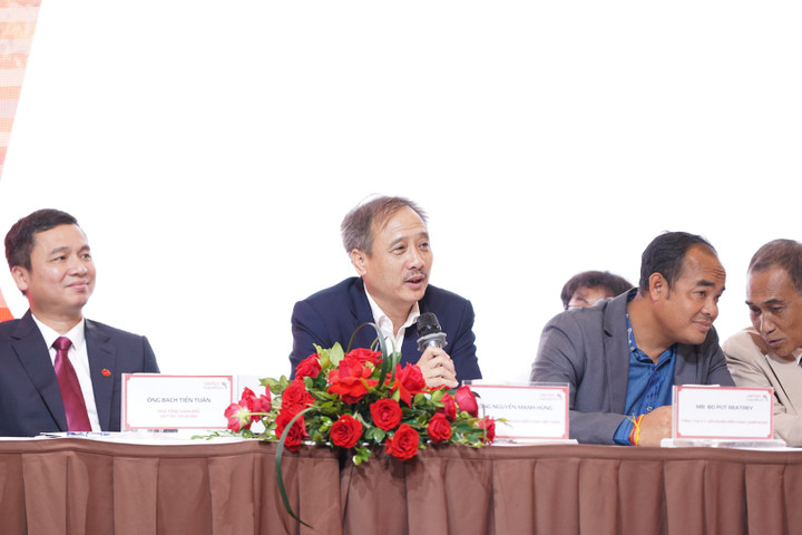 Ông Nguyễn Mạnh Hùng- Tổng thư ký LĐ Điền kinh Việt Nam phát biểu tại buổi họp báo.