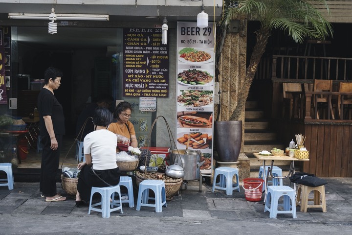 Quán cô Giang phù hợp với những thực khách muốn thưởng thức món bún ốc nguội theo cách độc đáo hơn. (Ảnh: Tổ Quốc)