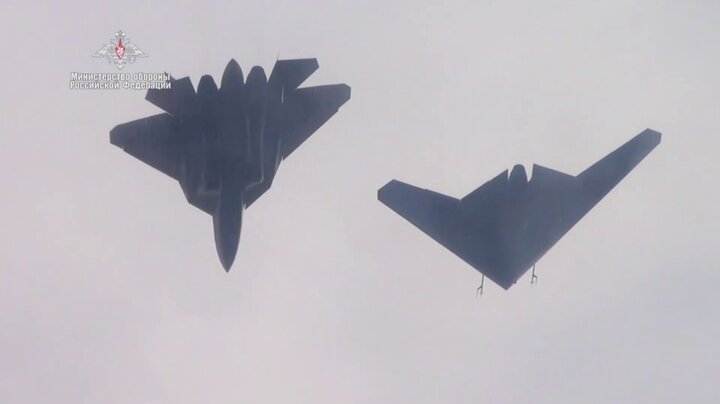 Su-57 và nguyên mẫu UCAV S-70 bay cùng nhau.