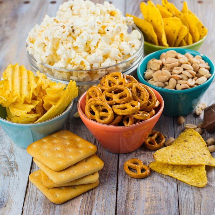 Những món ăn vặt chứa nhiều muối là "kẻ thù" của vóc dáng. (Ảnh: She Finds)