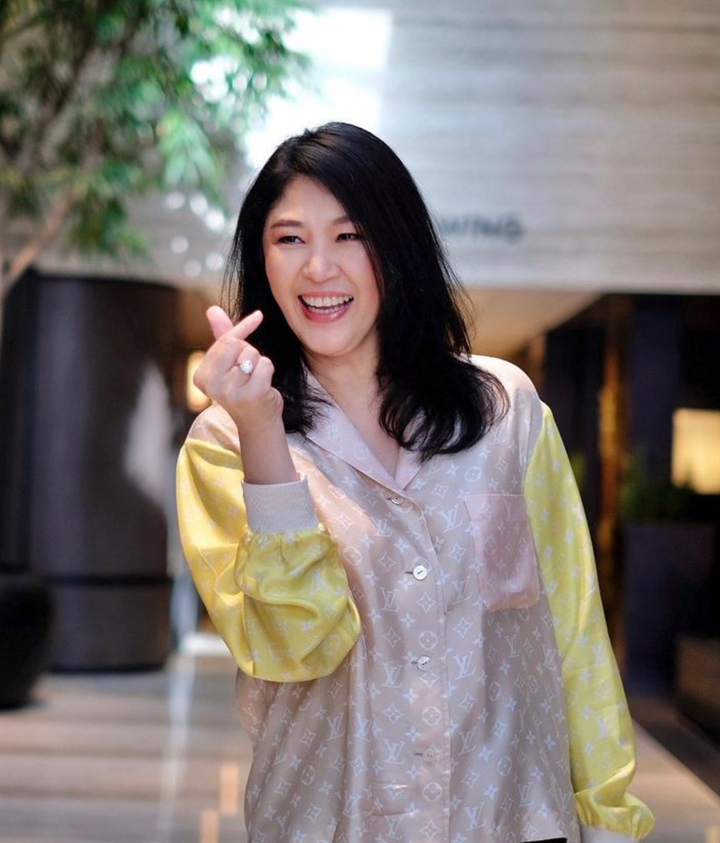 Sau khi rời khỏi Thái Lan vào năm 2017 để tránh bị cầm tù, bà Yingluck Shinawatra tới sống tại Dubai cùng anh trai Thaksin. Kể từ đó, bà sống lưu vong, thỉnh thoảng xuất hiện trước công chúng và tham gia vào các dự án kinh doanh ở nước ngoài. (Ảnh: Instagram)