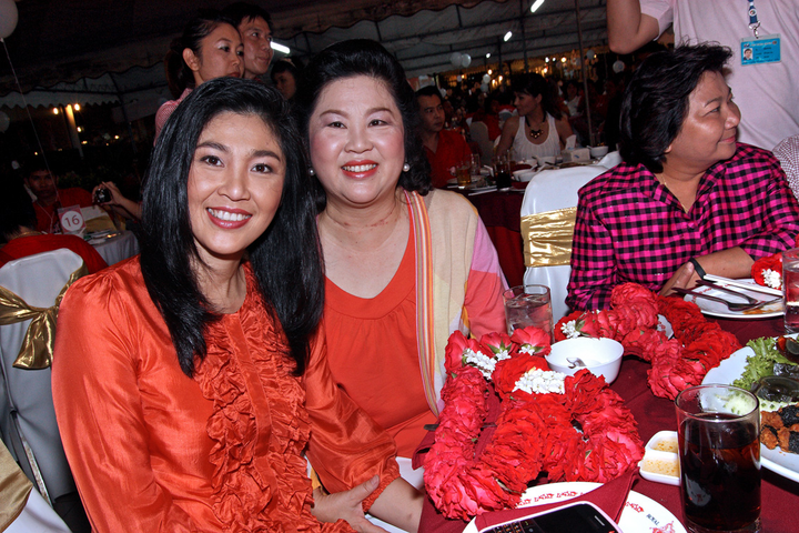 Sau khi trở về Thái Lan, bà bắt đầu làm việc tại nhiều doanh nghiệp của gia đình, dần dần đảm nhận nhiều trách nhiệm hơn. Bà kết hôn với doanh nhân Thái Lan Anusorn Amornchat vào năm 1995 và cặp đôi có một con trai. Trong ảnh, bà đang tham dự tiệc sinh nhật anh trai năm 2009. (Ảnh: New Mandala)