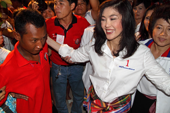 Sau khi ông Thaksin bị lật đổ vì đảo chính, bà Yingluck Shinawatra trở thành người thứ hai của gia đình giành chiến thắng trong cuộc bầu cử năm 2011, lãnh đạo đảng Pheu Thai thành lập liên minh cầm quyền. Trong ảnh, bà đang tham gia một cuộc vận động tranh cử ở Udon Thani. (Ảnh: New Mandala)
