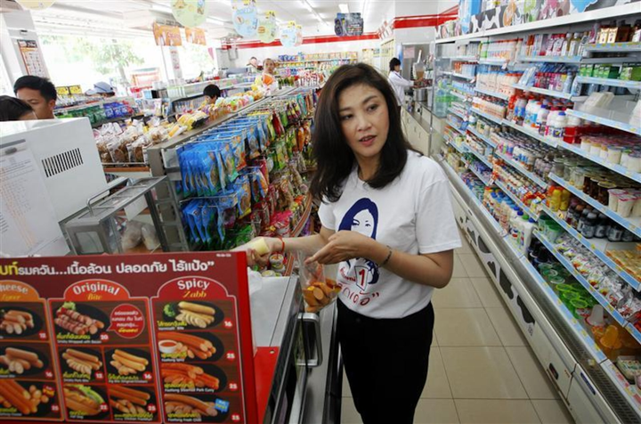 Nhiệm kỳ Thủ tướng của bà đối diện nhiều khó khăn, như trận lũ lụt lớn vào năm 2011, sự chỉ trích của phe đối lập do ảnh hưởng từ nhiệm kỳ của anh trai bà, và ​​các cuộc biểu tình chống chính phủ làm hỏng cuộc bầu cử năm 2014 sau khi dự luật ân xá của bà thất bại.