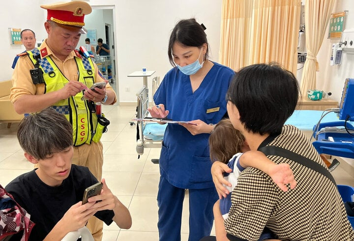 Cháu bé người Nhật Bản được CSGT đưa tới bệnh viện cấp cứu kịp thời.