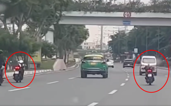 2 thanh niên nằm trên yên xe, đi vào làn ô tô ở đường Phạm Văn Đồng, quận Gò Vấp, TP.HCM.