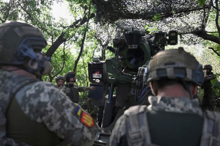 Pháo binh Ukraine đang vận hành pháo Caesar gần Pokrovsk, hôm 13/8. (Ảnh: Reuters)