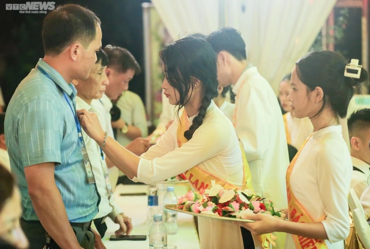 Nghi lễ quan trọng và không thể thiếu trong lễ Vu lan báo hiếu là nghi thức bông hồng cài áo. (Ảnh: Ngô Nhung)