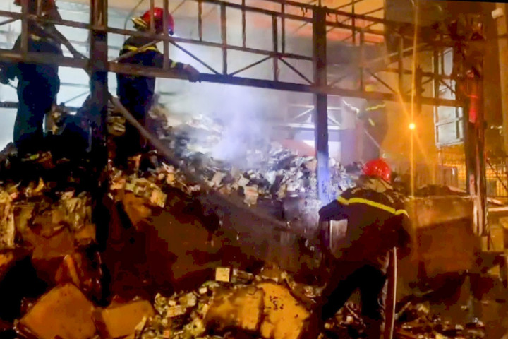 Lực lượng chức năng tiếp cận đám cháy thùng xe tải trên Quốc lộ 1. (Ảnh: Lam Giang)