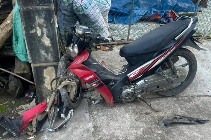 Chiếc xe bị hư hỏng nặng sau vụ tai nạn. (Ảnh: Mạnh Cường)