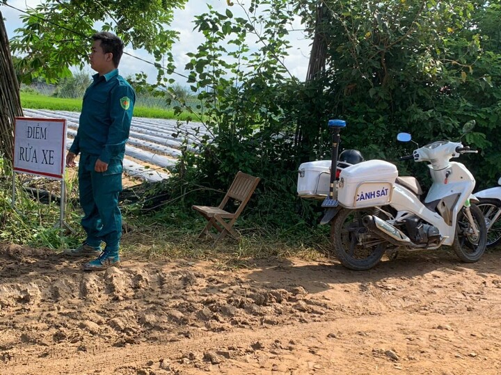 Điểm rửa xe ngay đầu đường Nguyễn Văn Linh.