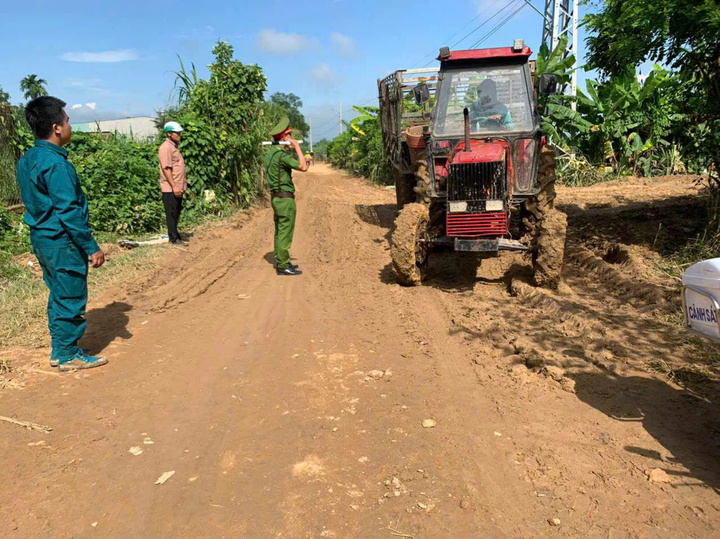 Lực lượng chức năng luôn túc trực để giúp đỡ các bác tài.
