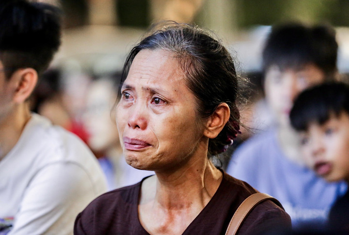 Ngồi kế bên chị Oanh, nghe sư thầy giảng dạy về đức công ơn sinh thành, dưỡng dục của cha mẹ, bà Dương Thị Nhượng (60 tuổi, ở xã Đa Tốn, huyện Gia Lâm, Hà Nội) hai mắt đỏ hoe. Mới năm trước bà tiễn đưa cha già lên an nghỉ tại nghĩa trang Lạc Hồng Viên, mẹ bà cũng đã 80, tuổi già chẳng biết khi nào sẽ rời xa con cái. Nghĩ đến một ngày không còn cả cha lẫn mẹ, người phụ nữ 60 tuổi bật khóc.