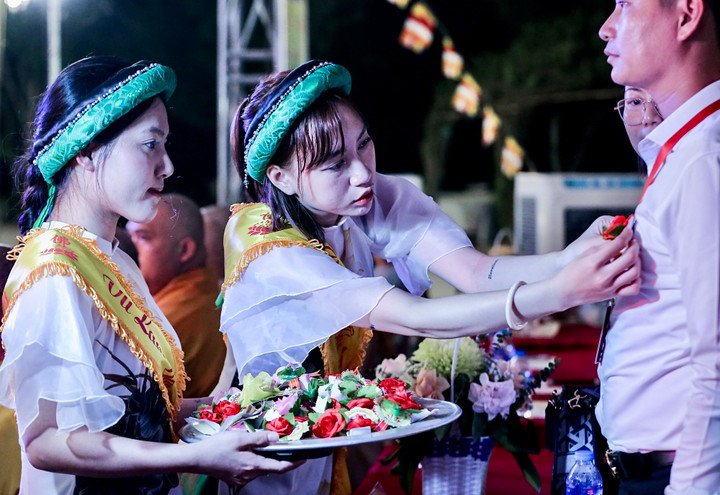 Mọi người xúc động thực hiện nghi thức "Bông hồng cài áo". Hoa hồng tượng trưng cho tình yêu cao quý, và khi cài lên ngực, đó là lời tri ân sâu sắc nhất dành cho cha mẹ.