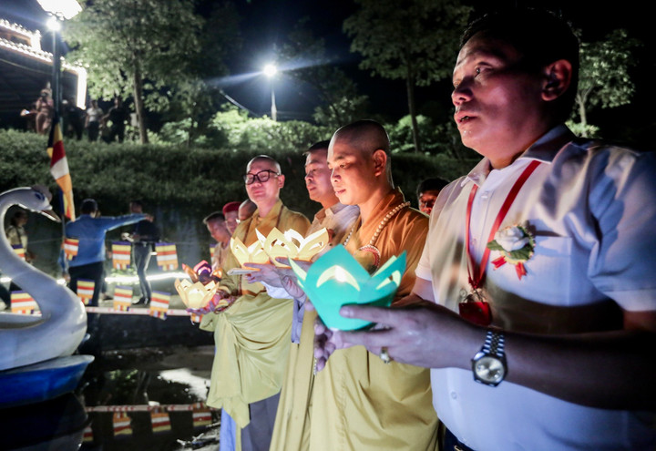 Mỗi người đều cầm trên tay đoá hoa đăng mang hy vọng cha mẹ sẽ sống thật lâu bên cạnh.