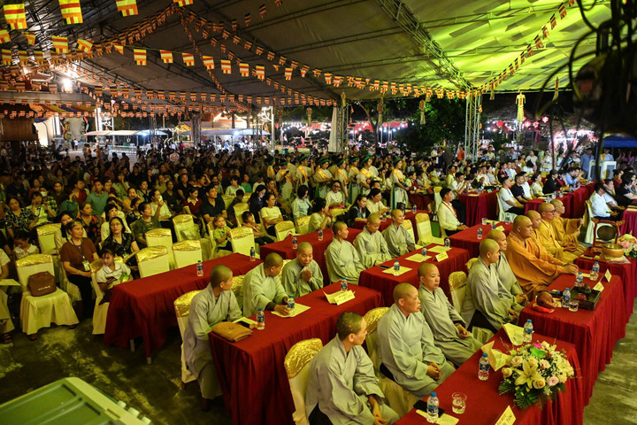 Tối 16/8, hàng trăm tăng ni, phật tử có mặt tại chùa Kim Sơn Lạc Hồng (xã Mông Hóa, TP Hòa Bình, tỉnh Hòa Bình) để tham dự lễ Vu lan báo hiếu.