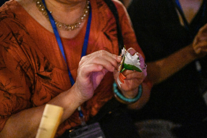 Người đã mất cha mẹ sẽ cài hoa hồng trắng, mang nỗi buồn và sự tiếc thương.