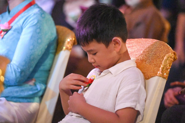 Ai còn cha mẹ sẽ cài hoa hồng đỏ, thể hiện niềm hạnh phúc lớn lao.