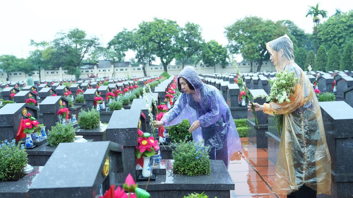 Bí thư Quận ủy Lê Thị Thu Hằng cùng các đại biểu đến từng phần mộ thắp những nén nhang bày tỏ lòng tri ân sâu sắc đối với anh hùng liệt sỹ.