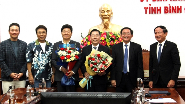 Lãnh đạo Tỉnh ủy, UBND tỉnh Bình Định tặng hóa chúc mừng doanh nghiệp Hàn Quốc và đại diện Sở Kế hoạch và Đầu tư tỉnh Bình Định ký kết ghi nhớ đầu tư.