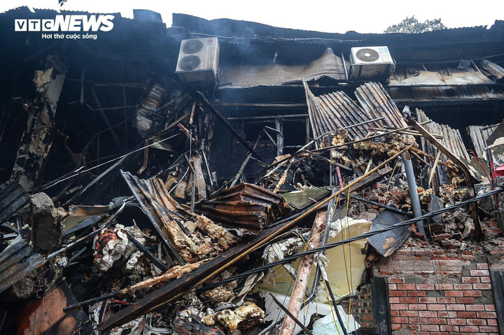 Cảnh hoang tàn, đổ nát sau vụ cháy lớn.