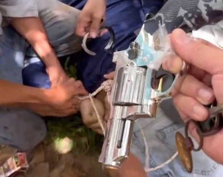 Khẩu súng rulo đối tượng dùng bắn vào lực lượng công an. (Ảnh: T.V)