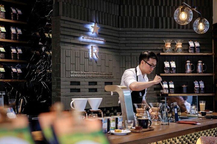 Starbucks Reseve là cửa hàng mang đến cho người thưởng thức những hương vị cà phê thượng hạng trên khắp thế giới thông qua tài nghệ pha chế của các Coffee Master. (Ảnh: Starbucks Vietnam)