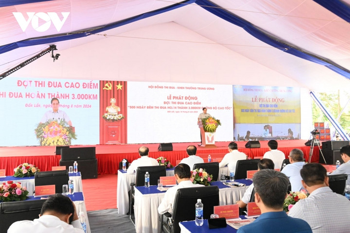 Thủ tướng Phạm Minh Chính tại buổi lễ phát động Đợt thi đua cao điểm "500 ngày đêm thi đua hoàn thành 3.000km đường bộ cao tốc".