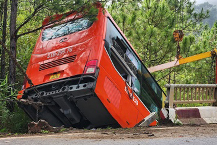 Xe khách mất lái lao xuống vực trên Quốc lộ 27C. (Ảnh: Nguyễn Quân)
