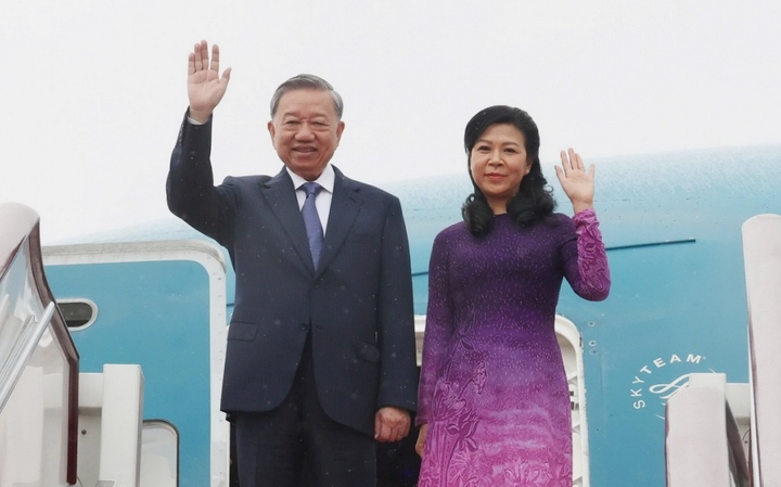Tổng Bí thư, Chủ tịch nước Tô Lâm cùng Phu nhân lên đường thăm chính thức Trung Quốc, ngày 18/8. (Ảnh: TTXVN)