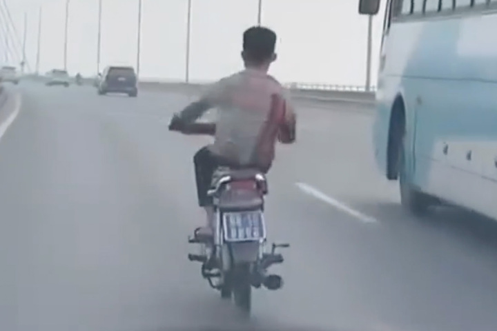 Hình ảnh nam thanh niên điều khiển xe biển xanh lạng lách, đánh võng trên cầu Nhật Tân (Ảnh cắt từ clip).