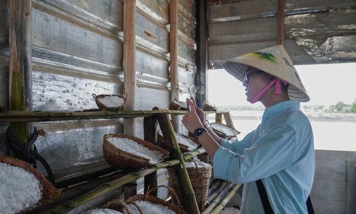 Tìm hiểu quy trình sản xuất muối tại đảo.