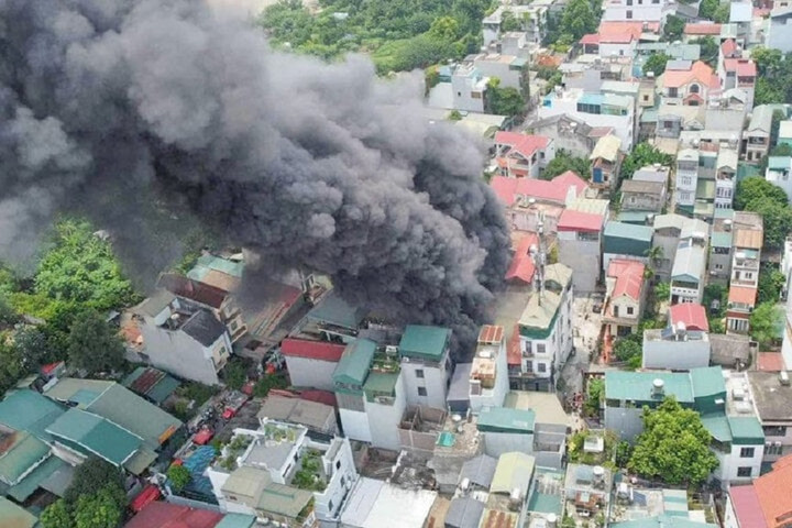 Cháy nhà dân ở Hà Nội, khói đen (Ảnh: Hoàng Anh)